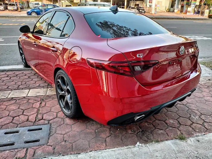 2017 愛快羅密歐 Alfa Romeo Giulia Ti 競技紅 ACC主動巡航跟車 五葉式槍色鋁圈 - 4