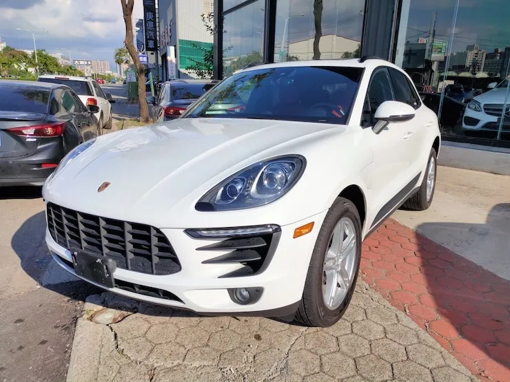 2017 Porsche Macan Lite Package 紅皮椅 + 動態轉向頭燈 + 盲點警示 + BOSE音響 白色