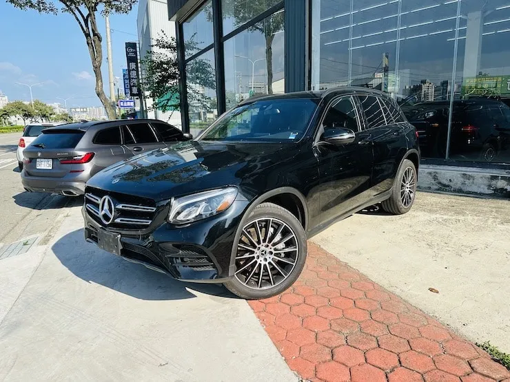2019 Benz GLC300 4MATIC AMG 黑 夜色 + 氣氛燈 + 柏林之音