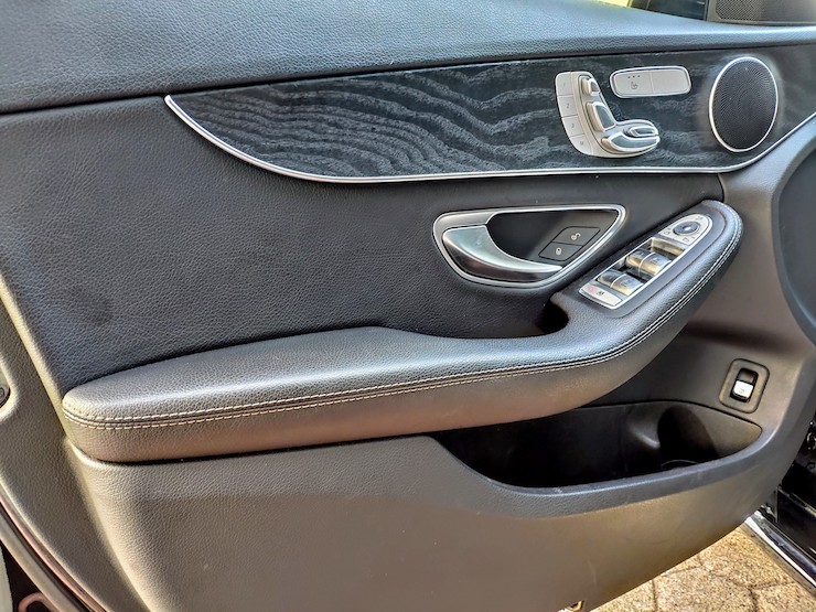 2016 Benz(賓士) W205 C300 白 黑梣木 18吋鋁圈