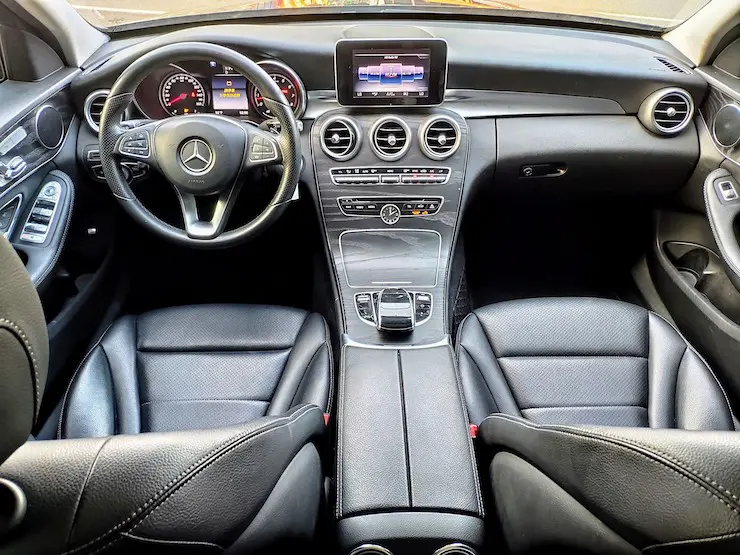 2016 Benz(賓士) W205 C300 白 黑梣木 18吋鋁圈