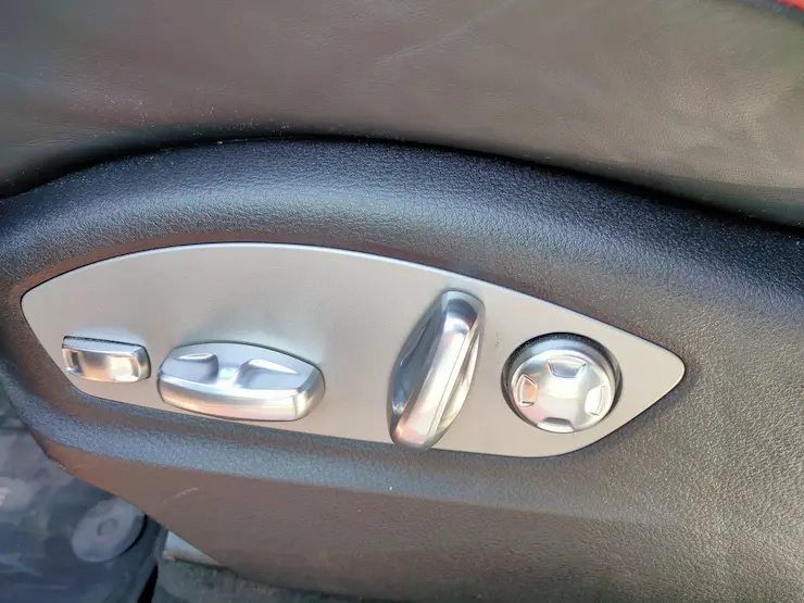 2017 Porsche Macan Lite Package 紅皮椅 + 動態轉向頭燈 + 盲點警示 + BOSE音響 白色