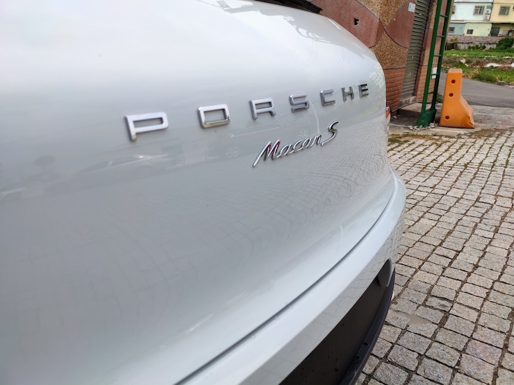 2017 Porsche Macan S 紅皮椅 + 動態轉向頭燈 + 盲點警示 + BOSE音響 白色