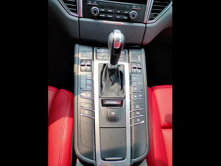 2017 Porsche Macan S 紅皮椅 + 動態轉向頭燈 + 盲點警示 + BOSE音響 白色